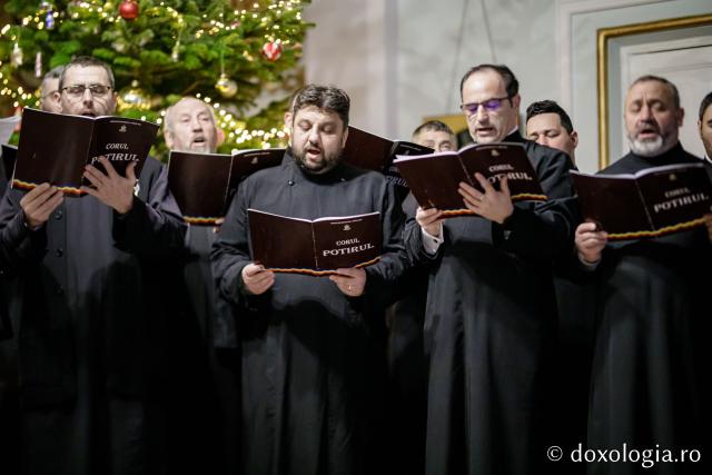 (Foto) Corul „Potirul”, Protopopiatul Hârlău – Colindători la Reședința Mitropolitană 2022