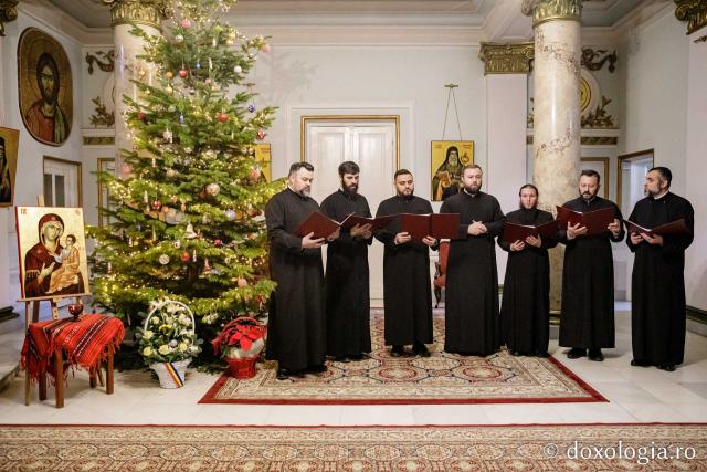 (Foto) Corul Visarion Puiu - Episcopia de Bălți – Colindători la Reședința Mitropolitană 2022