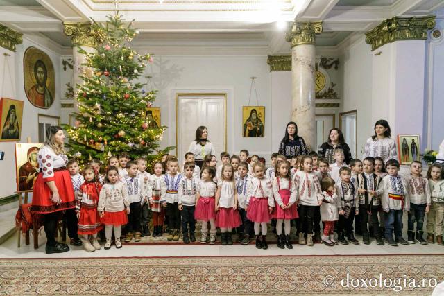 (Foto) Grădinița cu program prelungit nr. 25 Iași – Colindători la Reședința Mitropolitană 2022