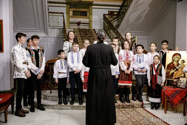 (Foto) Parohia „Sf. Dimitrie cel Nou” Bucium 2, Iași – Colindători la Reședința Mitropolitană 2022