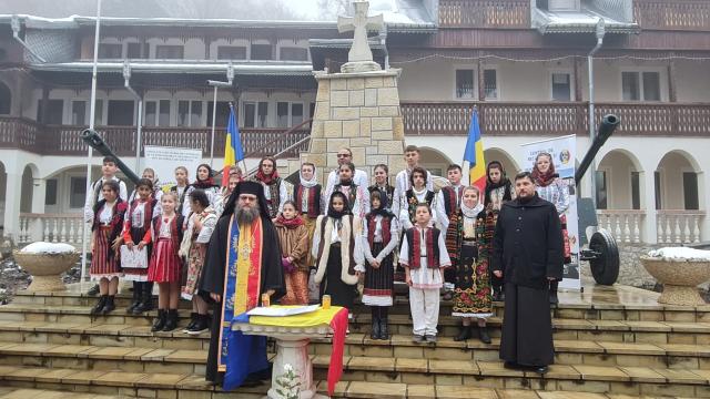 Sărbătoarea Sfântului Andrei și Ziua Națională a României, la Mănăstirea nemțeană „Sfânta Cruce”