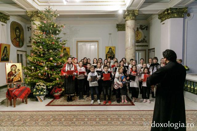 (Foto) Parohia Buhăieni – Colindători la Reședința Mitropolitană 2022