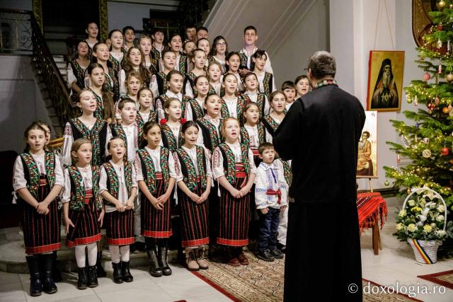 (Foto) Parohia Cozmești – Colindători la Reședința Mitropolitană 2022