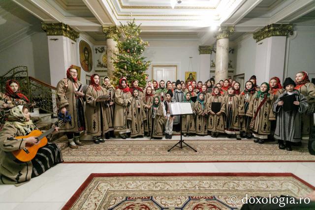 (Foto) Parohia Cristești-Pașcani – Colindători la Reședința Mitropolitană 2022