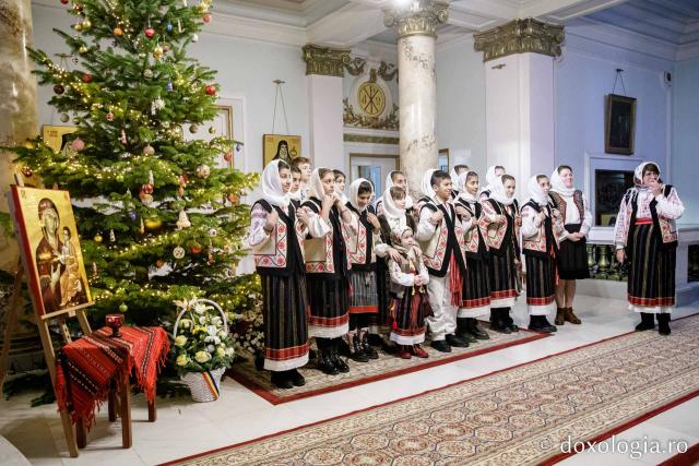 (Foto) Parohia Humosu – Colindători la Reședința Mitropolitană 2022