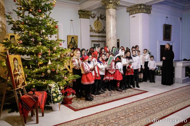 (Foto) Parohia Liteni – Colindători la Reședința Mitropolitană 2022