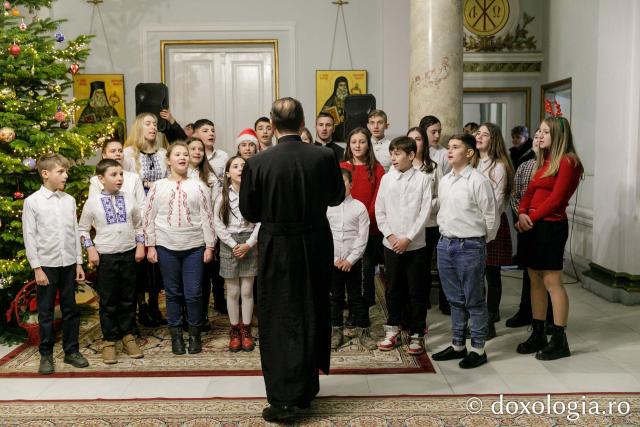 (Foto) Parohia Movileni – Colindători la Reședința Mitropolitană 2022