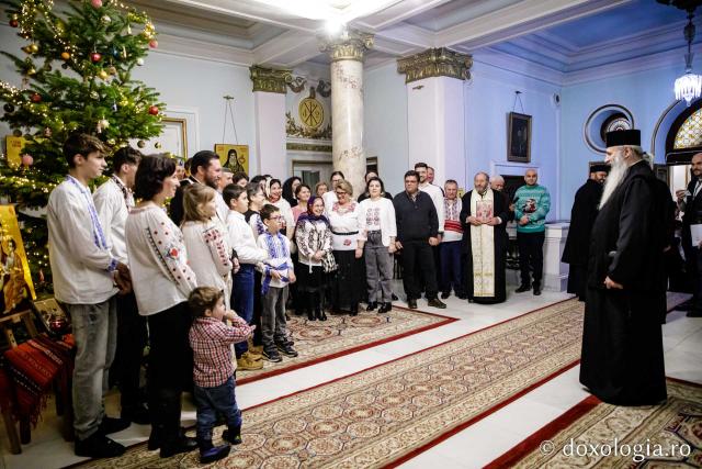 (Foto) Parohia „Sf. Iosif” Rediu – Colindători la Reședința Mitropolitană 2022