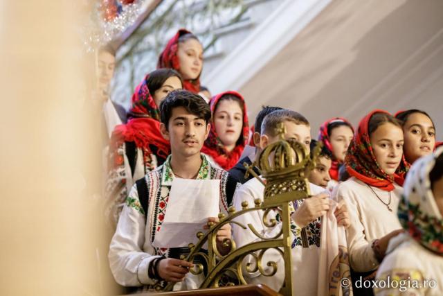 Membrii Corului „Bucuria” au colindat în capitala Moldovei