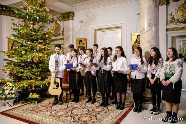 (Foto) Bursierii Provita Iași – Colindători la Reședința Mitropolitană 2022