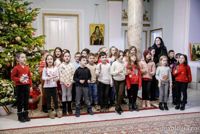 (Foto) Școala „Ștefan Bârsănescu” Iași, clasa I – Colindători la Reședința Mitropolitană 2022