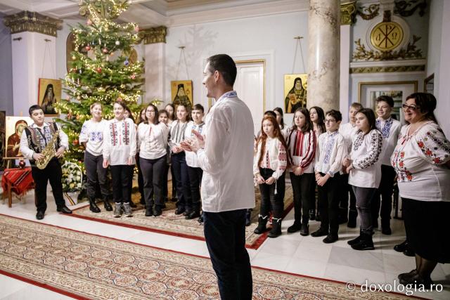 (Foto) Școala „Prof. Mihai Dimitriu”, Valea Lupului – Colindători la Reședința Mitropolitană 2022