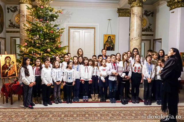 (Foto) Școala Varlaam, clasele a III-a și a IV-a – Colindători la Reședința Mitropolitană 2022