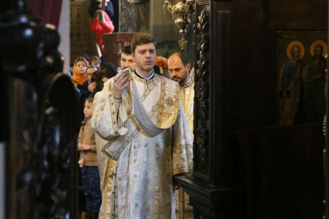 Slujire arhierească la Izvorul Muntelui: Parohia are începând de astăzi un nou slujitor