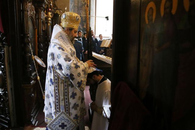 Slujire arhierească la Izvorul Muntelui: Parohia are începând de astăzi un nou slujitor