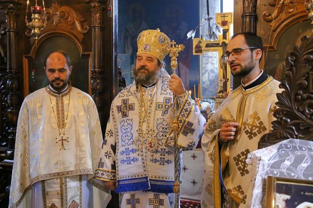Slujire arhierească la Izvorul Muntelui: Parohia are începând de astăzi un nou slujitor