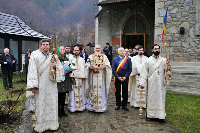 Slujire arhierească la Izvorul Muntelui: Parohia are începând de astăzi un nou slujitor