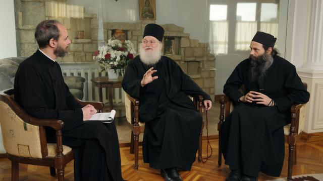 (Video) Interviu de excepție cu Arhim. Efrem Vatopedinul: Naşterea Domnului – praznicul familiei creştine