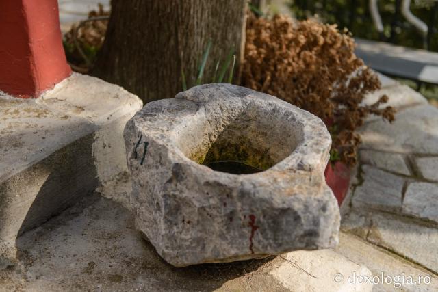 Aghiasma Sfinților Cuvioși Dionisie Retorul și Mitrofan Duhovnicul de la Sihăstria „Sfânta Ana Mică” – Athos