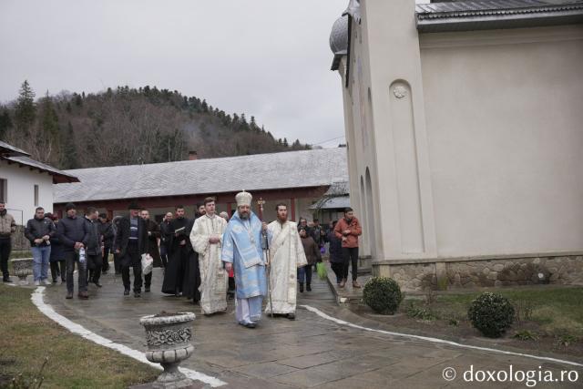 Părintele Episcop-vicar Nichifor Botoșăneanul, prezent de praznicul Botezului Domnului la Mănăstirea Horaița