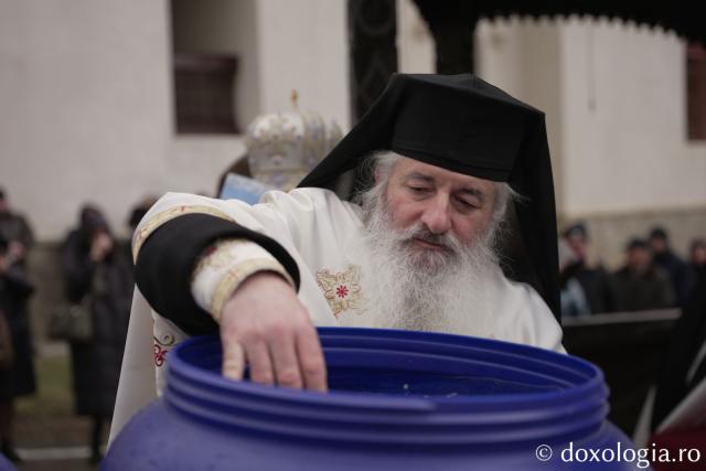 Părintele Episcop-vicar Nichifor Botoșăneanul, prezent de praznicul Botezului Domnului la Mănăstirea Horaița
