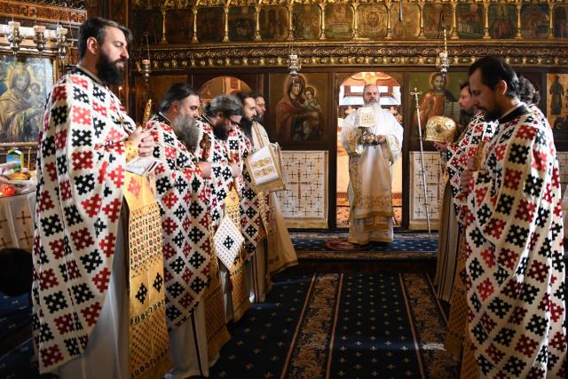 Slujire arhierească la hramul Bisericii „Sfinţii Atanasie şi Chiril” a Mănăstirii Copou