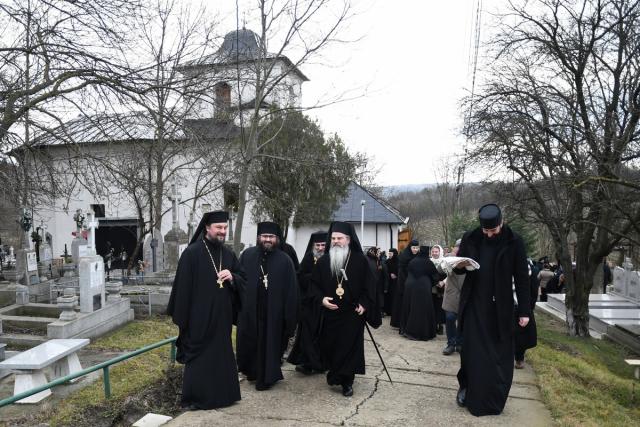 Slujire arhierească la hramul Bisericii „Sfinţii Atanasie şi Chiril” a Mănăstirii Copou
