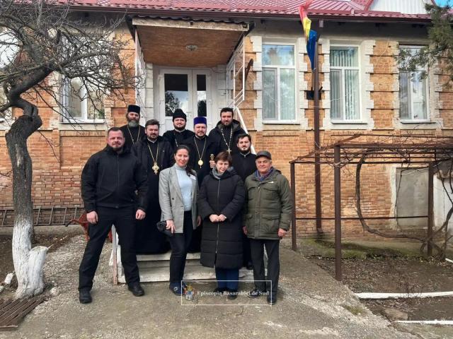 Episcopul Basarabiei de Sud a împărţit daruri la un aşezământ pentru bătrâni