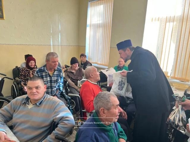 Episcopul Basarabiei de Sud a împărţit daruri la un aşezământ pentru bătrâni