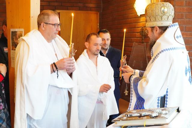 Episcopul Europei de Nord a botezat un italian și un român în biserica românească din Stockholm