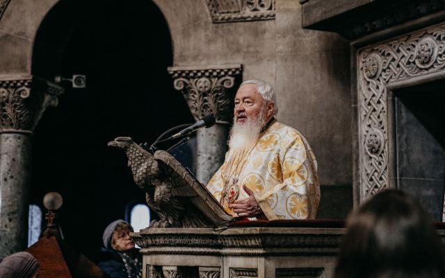 (Video) IPS Andrei – Prin sărbătoarea Sfinților Trei Ierarhi, Domnul Hristos aduce sufletelor noastre pace și mare milă