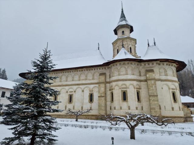 (Foto) Văl de nea peste Putna lui Ștefan