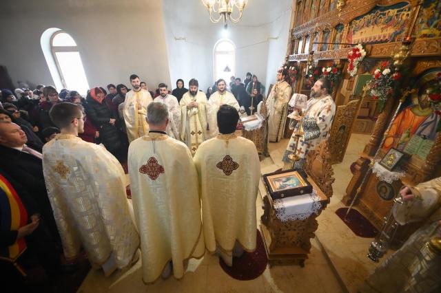 Preasfințitul Părinte Nichifor Botoșăneanul a slujit la Parohia ieșeană Holm