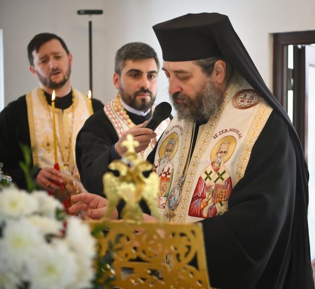 Preasfințitul Părinte Nichifor Botoșăneanul a slujit la Parohia ieșeană Holm