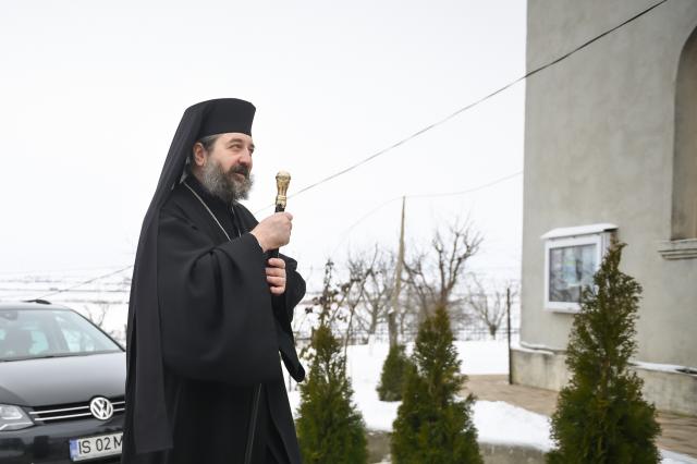 Preasfințitul Părinte Nichifor Botoșăneanul a slujit la Parohia ieșeană Holm