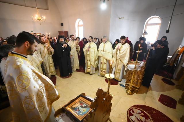 Preasfințitul Părinte Nichifor Botoșăneanul a slujit la Parohia ieșeană Holm