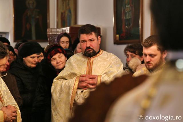 O parohie închinată Sfintei Parascheva are, începând de astăzi, un nou slujitor