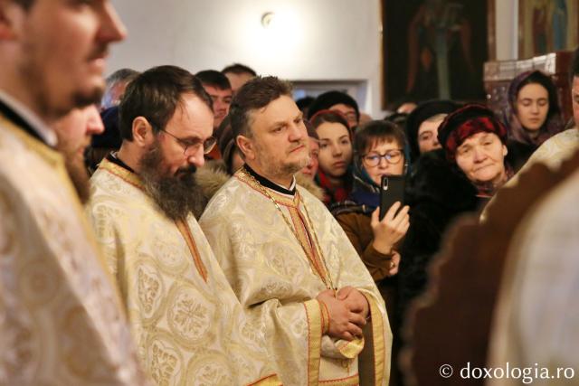 O parohie închinată Sfintei Parascheva are, începând de astăzi, un nou slujitor