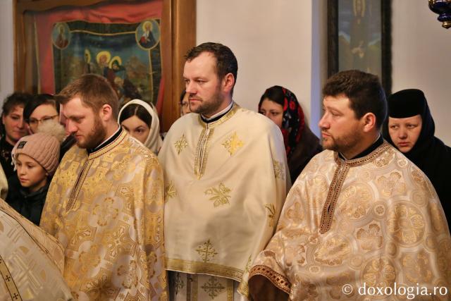 O parohie închinată Sfintei Parascheva are, începând de astăzi, un nou slujitor