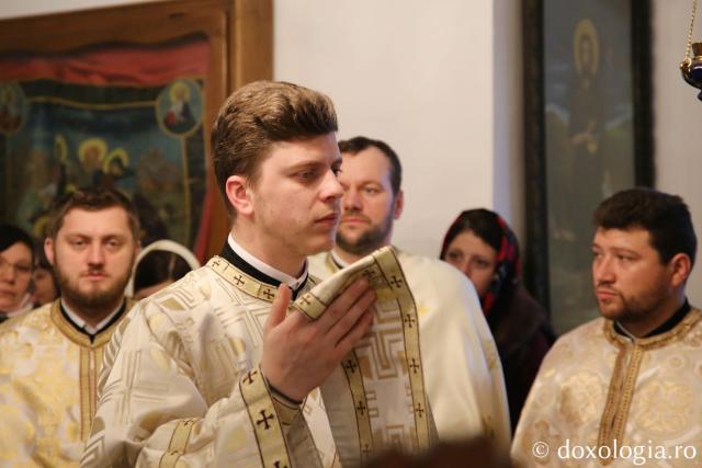 O parohie închinată Sfintei Parascheva are, începând de astăzi, un nou slujitor