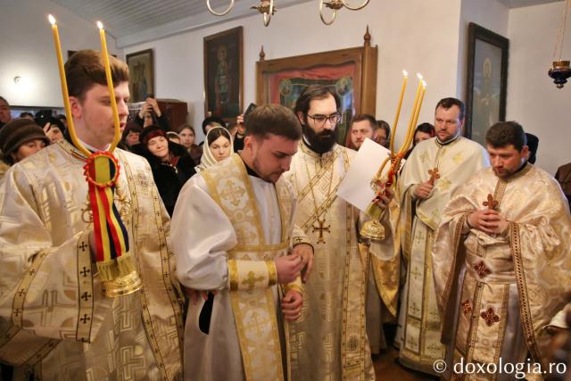 O parohie închinată Sfintei Parascheva are, începând de astăzi, un nou slujitor