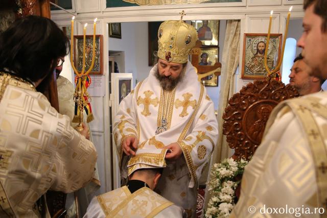 O parohie închinată Sfintei Parascheva are, începând de astăzi, un nou slujitor