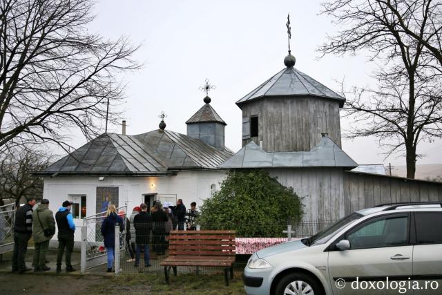O parohie închinată Sfintei Parascheva are, începând de astăzi, un nou slujitor