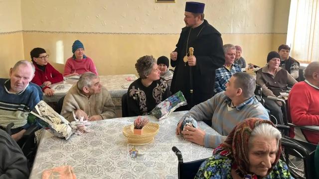 Episcopul Basarabiei de Sud a împărţit daruri la un aşezământ pentru bătrâni