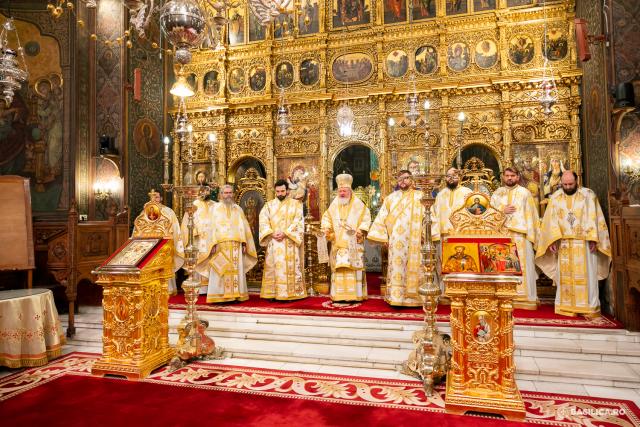 Episcopii vicari Varlaam Ploieșteanul și Timotei Prahoveanul au oficiat Liturghia Sfântului Vasile cel Mare în prima zi din 2023