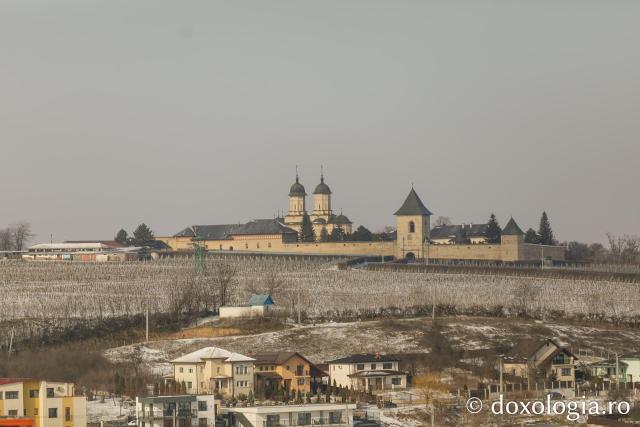(Foto) Mănăstirea Cetățuia, sub veșmânt de zăpadă
