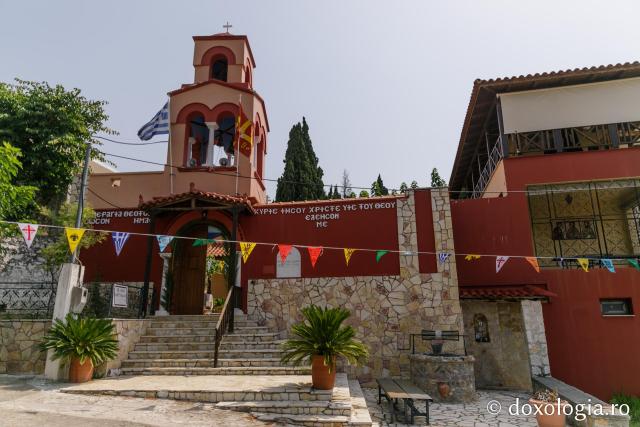 Intrarea în Mănăstirea Makrimallis – Evia, Grecia