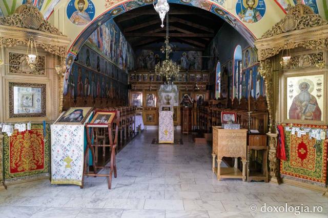 Vedere din interiorul bisericii principale