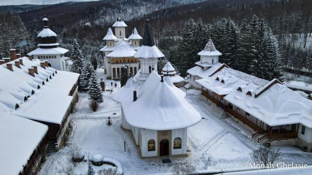 (Foto) Iarna peste Mănăstirea Sihastria