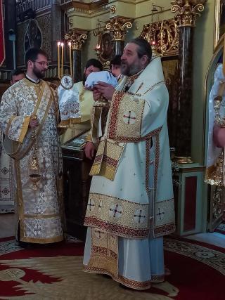 Duminica Iertării, în Parohia Mândruloc. Liturghie Arhierească și Parastas pentru mama Pr. Stareț de la Mănăstirea „Sfinții Trei Ierarhi” din Iași